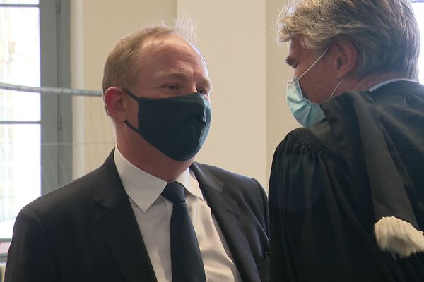 Nicolas Decayeux et son avocat au palais de justice d'Amiens, le 9 décembre 2021.