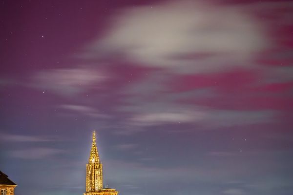 Grâce à leurs réglages précis, les photographes ont pu capter les lumières rosâtres des aurores boréales ce jeudi 10 octobre, ici derrière la cathédrale de Strasbourg.