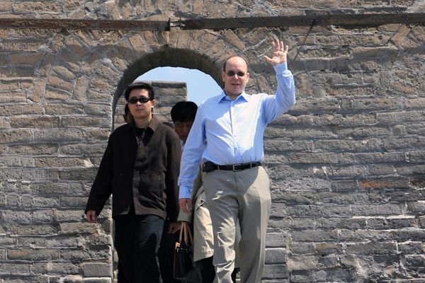 Le Prince Albert II visite la Grande Muraille de Chine, le 25 avril 2007.