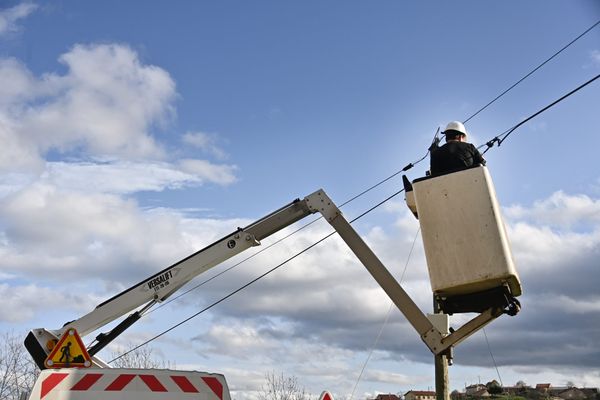 image d'illustration. Les techniciens d'Enedis étaient sur la commune d'Heugnes ce dimanche 22 décembre pour tenter de résoudre les pannes d'électricité sur la commune.