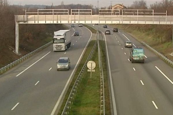 Un premier portique écotaxe installé dans la Drôme, à hauteur de la commune de Saint-Marcel-lès-Valence, pour les poids lourds de plus de 3,5 tonnes - Janvier 2013