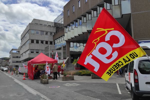 Ce mardi 7 juin, une vingtaine de personnes ont répondu présentes face à l'appel de mobilisation nationale pour l’hôpital public  devant le CHU de Guéret, en Creuse