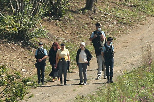 La juge Khéris (en jaune), photographiée le 31 août 2021 à côté de Monique Olivier (épouse de Michel Fourniret), lors des fouilles pour retrouver le corps d'Estelle Mouzin dans les Ardennes.