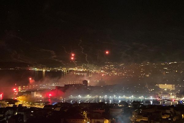 A 23 h, le littoral marseillais s'est illuminé de la couleur de 8 000 fumigènes.