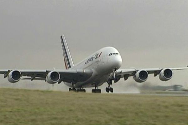 L'A380 au décollage à Paris.