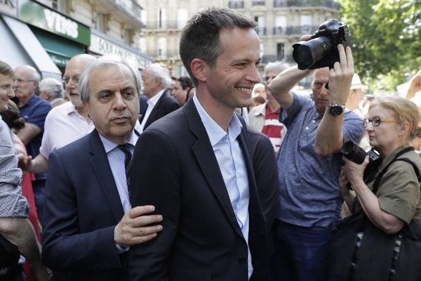 Pierre-Yves Bournazel accompagné de Roger Karoutchi Place Maubert in Paris, avant les élections législatives de juin 2017.