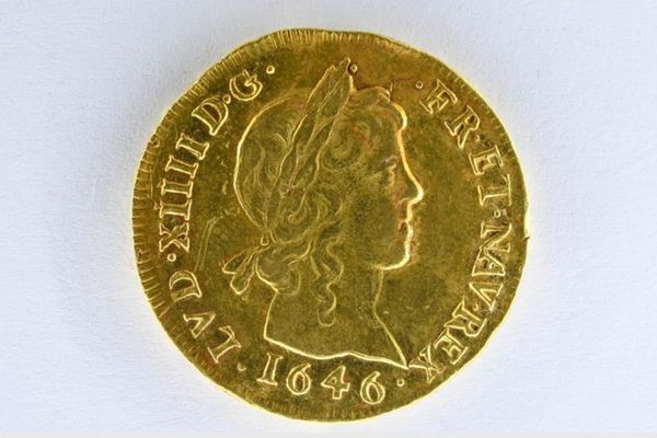 Ce louis d'or exceptionnellement rare, représentant Louis XIV jeune avec une boucle de cheveux longs, sera mis en vente aux enchères par Ivoire le 29 septembre 2021, valeur estimée à 15 000 euros