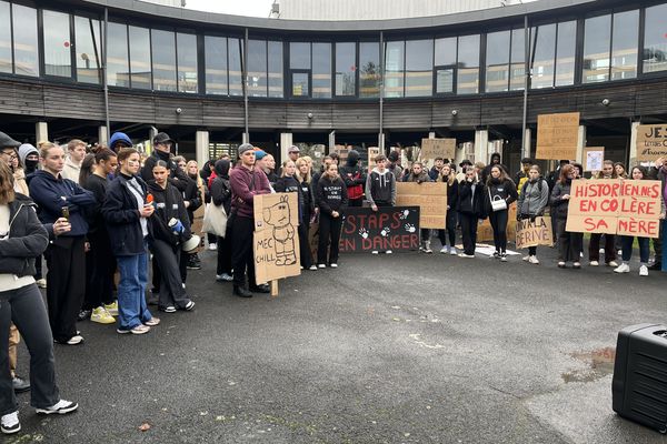 Une soixantaine d'étudiants de STAPS et d'histoire se sont rassemblés en cette journée "fac morte" au campus Croix-Rouge de Reims