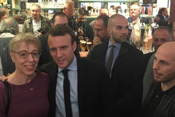 Emmanuel Macron dans un bar-PMU de Bully-les-Mines, réalise des selfies.