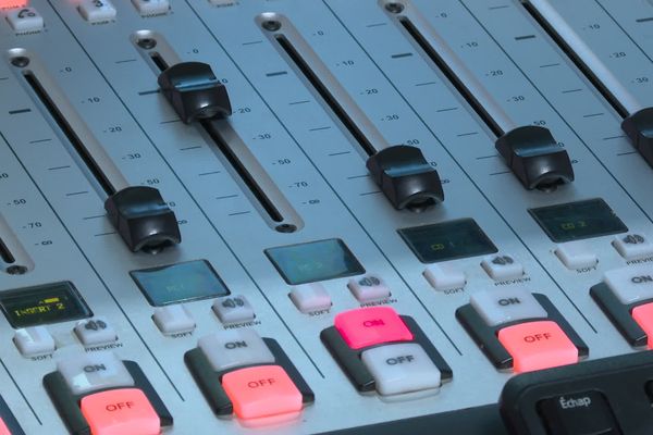 Des coupes dans le budget des radios associatives ont été annoncées : elles toucheront les antennes alsaciennes, qui s'inquiètent pour leur liberté éditoriale.