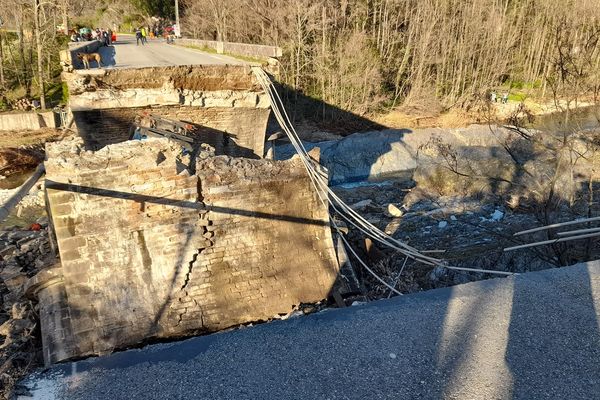 Une partie du pont qui emjambe la rivière Luech à Chamborigaud s'est effondrée lundi 18 mars 2024.