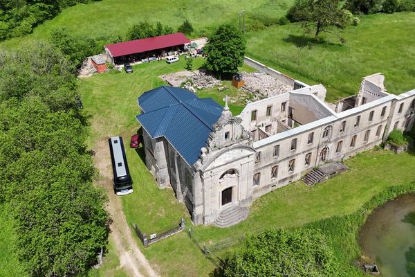 L’Abbaye Notre-Dame de l'Etanche près du village de Deuxnouds-aux-Bois, dans la Meuse.