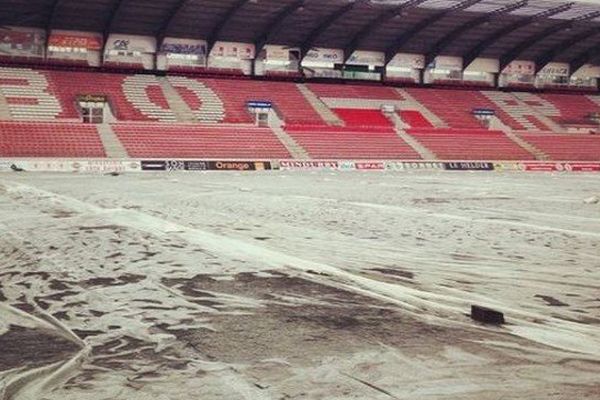 Le stade Aguilera bâché