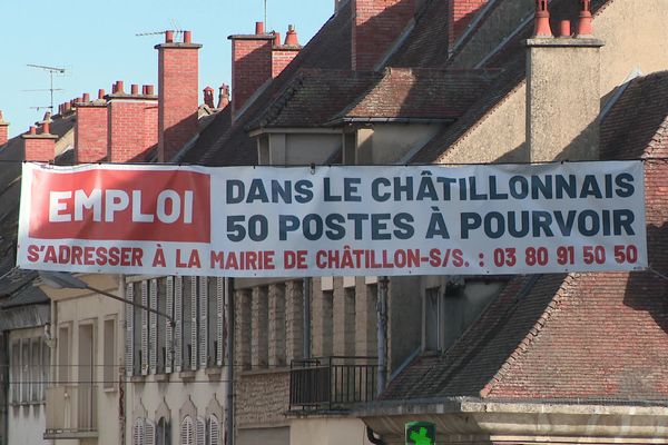 Cette banderole a été installée depuis quelques jours dans le centre de Châtillon-sur-Seine (Côte-d'Or).