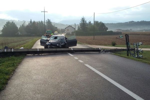 Photographie du pylône à terre après l'accident.