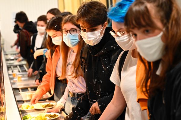 Le port du masque est obligatoire à la cantine dès que les enfants ne mangent pas.