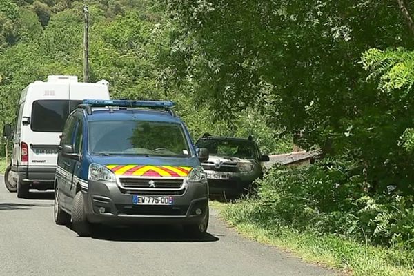 Les véhicules de la gendarmerie près du domicile des victimes, à l'écart du village de Conat dans les Pyrénées-Orientales - 23/06/2019