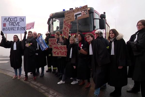 Une dizaine d'avocats étaient mobilisés ce lundi matin pour la venue d'Emmanuel Macron à Dunkerque.