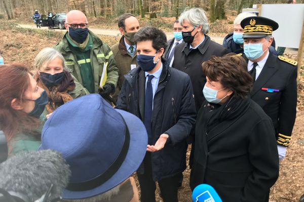 La ministre de la Culture Roselyne Bachelot et le ministre de l'Agriculture Julien de Normandie sont en visite dans la forêt de Bercé (Sarthe), vendredi 5 mars 2021. 