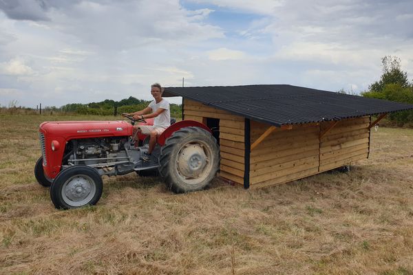 En déplaçant son poulailler, David Lecoufle met en place  un pâturage tournant qui régénère la prairie.