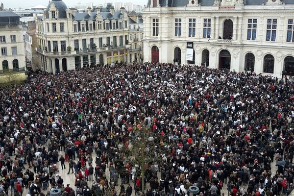 La place Leclerc noire de monde pour le rassemblement de soutien à Charlie Hebdo et aux victimes des attentats