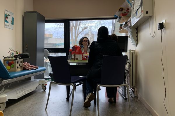 Le docteur Dieu-Osika consulte au service pédiatrique de l'hôpital Jean-Verdier à Bondy (AP-HP).