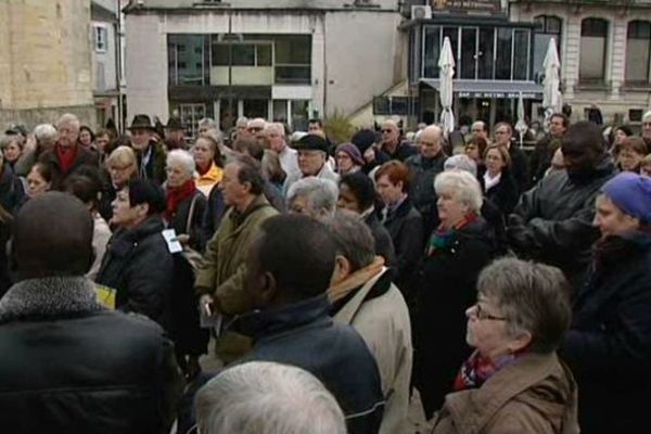 Une centaine de chrétiens se sont rassemblées à Nevers pour manifester leur soutien aux chrétiens d'Orient, vendredi 3 avril 2015.