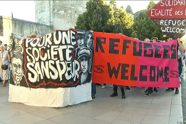 Près de 300 personnes ont manifesté place Jean Moulin en faveur de l'accueil des réfugiés.