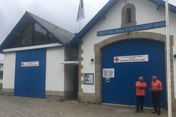 Le patron du canot tout temps et le président de la station SNSM du Croisic devant les bâtiments de la station de sauvetage