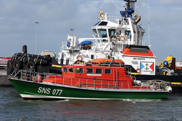 Les sauveteurs en mer avaient mené des recherches dans le port de Calais pour retrouver le migrant disparu