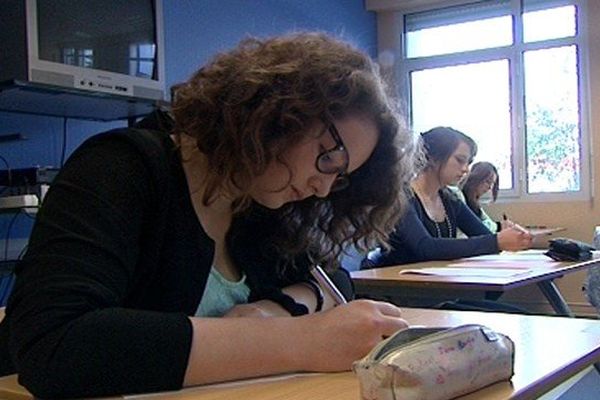 Ils ont 15 ans et découvrent le premier stress des examens... Ce matin à Villeneuve-d'Ascq. 