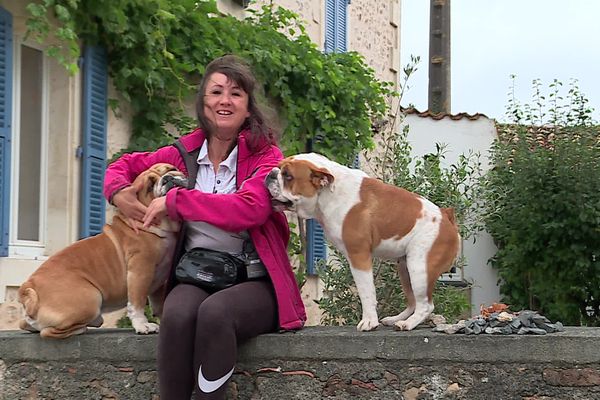 Emmanuelle Brabant s'occupe notamment cet été de deux bulldogs anglais