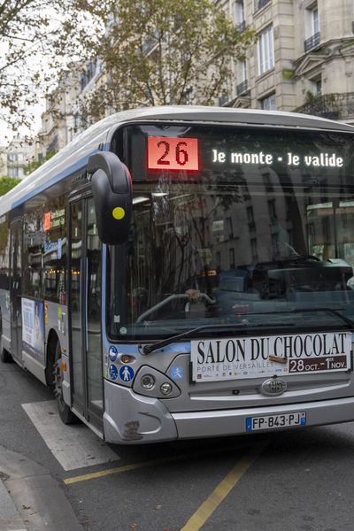 Un bus de la ligne 26 en direction de Nation