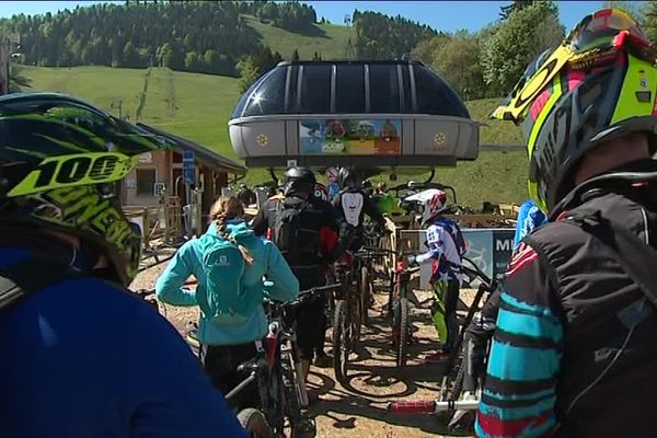 A Metabief, les VTT remplissent les pistes des ponts de mai.