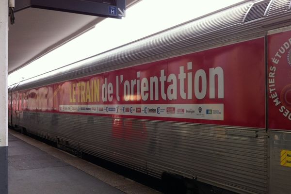 Le train de l'orientation a fait un arrêt en gare de Clermont-Ferrand, le novembre 2012. A son bord, il embarque tout un tas de stands pour empêcher les élèves de Terminales de rester à quai après le Bac.