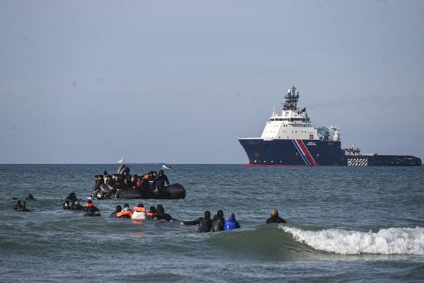 Des migrants nagent pour monter à bord d'un bateau de passeurs au large de la plage d'Audresselles (62), le 25 octobre 2024.