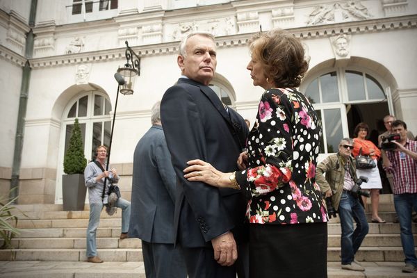 Jean Marc Ayrault dans la cour de l’hôtel de ville avec son épouse Brigitte, le 29 juin 2012