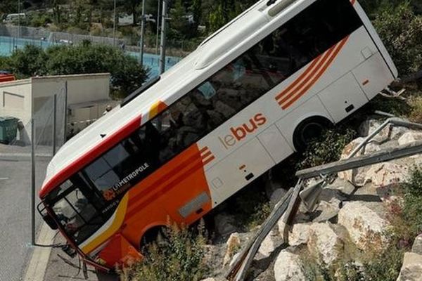 Le bus a fini sa course après une chute de plusieurs mètres en contrebas de la chaussée.