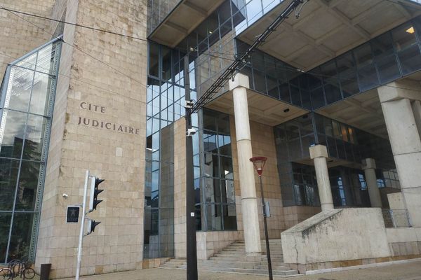 Le mineur soupçonné des menacés devrait comparaître devant le tribunal pour enfants du Mans, le 4 juillet.