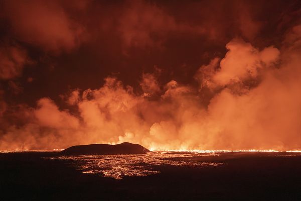 Un volcan est entré en éruption sur la péninsule de Reykjanes, dans le sud-ouest de l'Islande, le 22 août 2024, crachant de la lave chaude dans l'air.