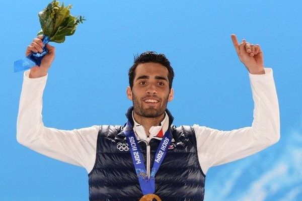 Martin Fourcade sur la première marche du podium à Sotchi le 11 février 2014