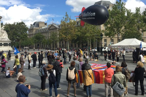 Une manifestation contre le nucléaire militaire, à République, à Paris.