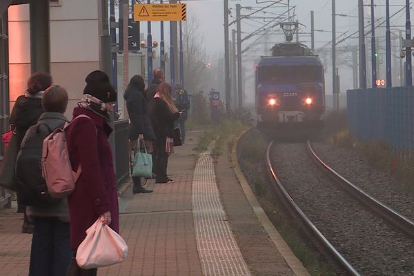 Des usagers du REME en gare d'Erstein.