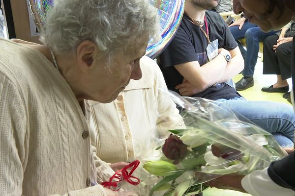 Bouquets de fleurs, cadeaux... C’est un anniversaire exceptionnel qui s’est déroulé à l’Institut pour déficients visuels l’IRSAM de Nice. Marie Mégis a soufflé ses 100 bougies