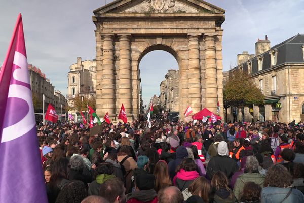 La place de la Victoire à Bordeaux, samedi 23 novembre 2024, noire de monde pour dénoncer les violences sexistes et sexuelles.