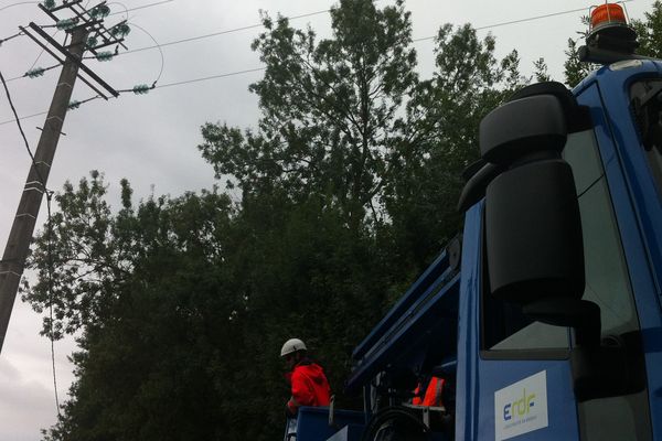 Les agents d'ERDF sont à pied d'oeuvre pour réparer les linges à basse et moyenne tensions.