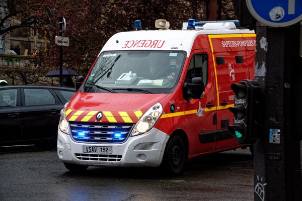 Une ambulance des pompiers en intervention