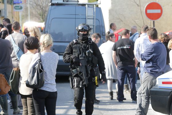 L'enquête sur la fusillade survenue jeudi 16 mars dans un lycée de Grasse a rapidement progressé vendredi. 