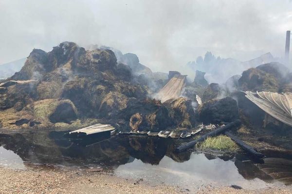 Le fourrage s'est consumé  dans l'exploitation agricole de Berville-sur-Seine