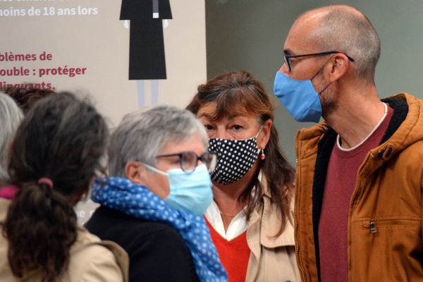 Le militant antimondialisation italien Vincenzo Vecchi (à droite) s'entretient avec son partisan avant l'examen du mandat d'arrêt européen lancé par la justice italienne en 2009, dans la salle d'audience de la cour d'appel d'Angers, dans l'ouest de la France, le 2 octobre 2020. Recherché par la police italienne, Vincenzo Vecchi a été arrêté le 8 août 2019 à Rochefort-en-Terre, où il travaillait comme peintre en bâtiment. En 2009, il a été condamné à douze ans et demi de prison par le tribunal d'appel de Gênes

